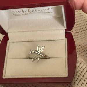 ⭐️Host Pick⭐️ 18K White Gold Dragonfly Ring with Diamonds - Size 7 1/4